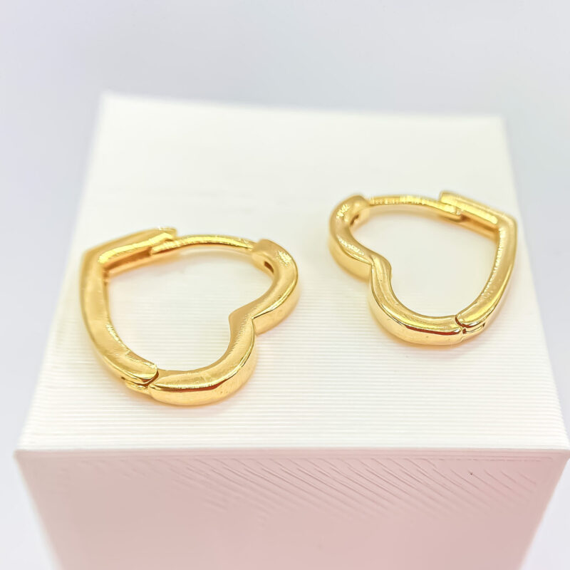 Brinco Argola Vazada em formato de coração