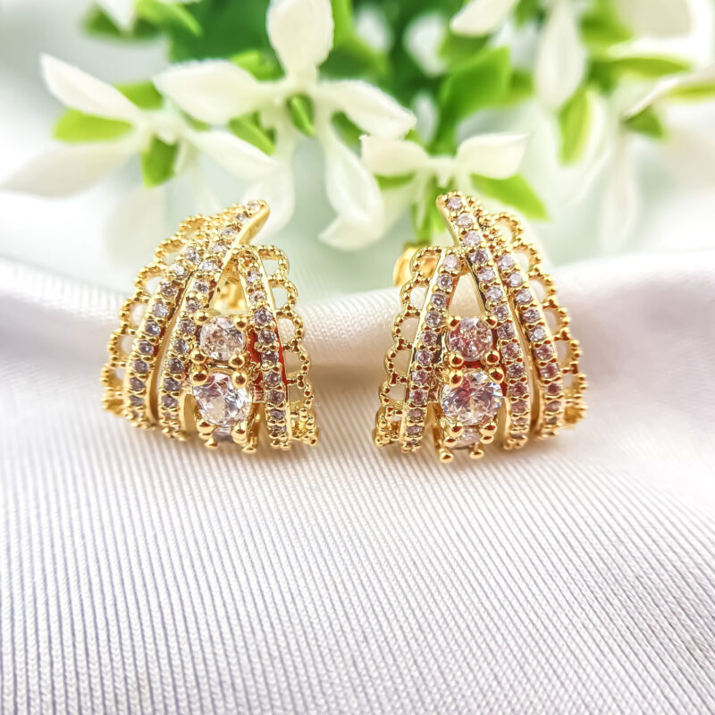 Brinco Sofisticado Cravejado de Zircônias e linhas douradas