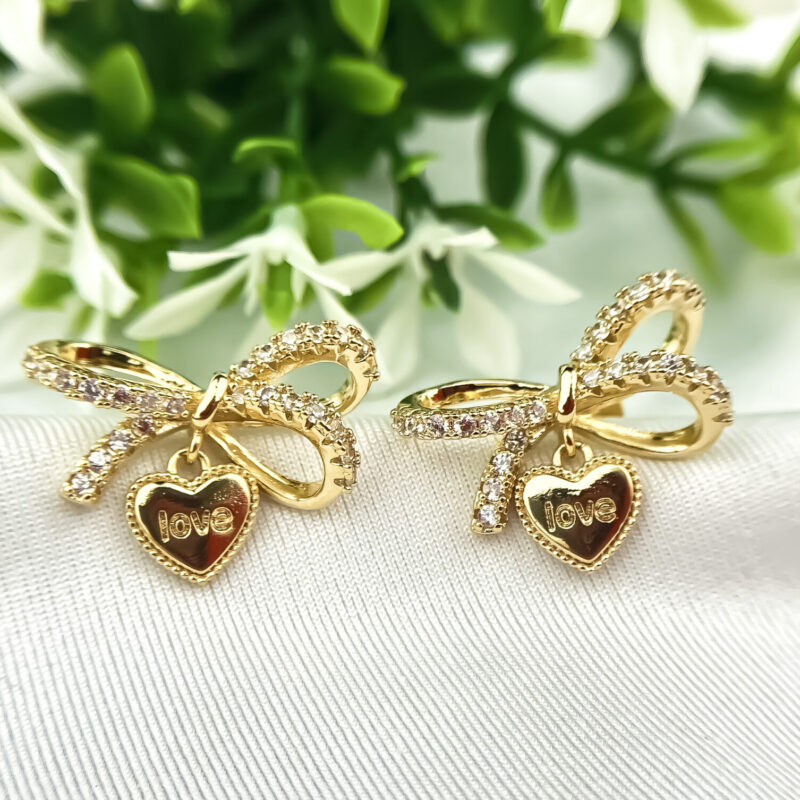 Brinco Laço do Amor Cravejado