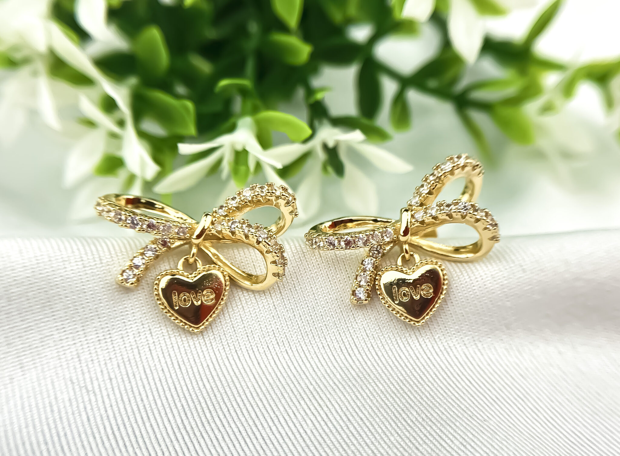 Brinco Laço do Amor Cravejado