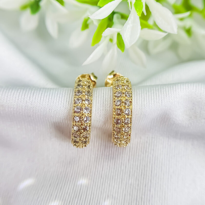 Brinco Meia Argola Cravejado com Zircônias