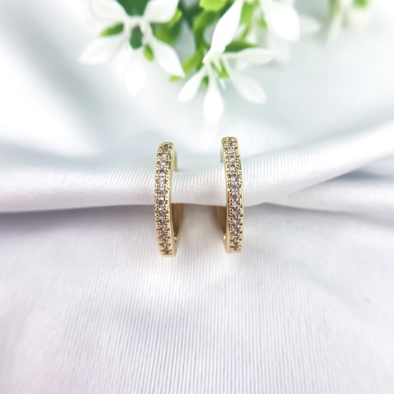 Brinco Argola Cravejada de Zircônias Dourada