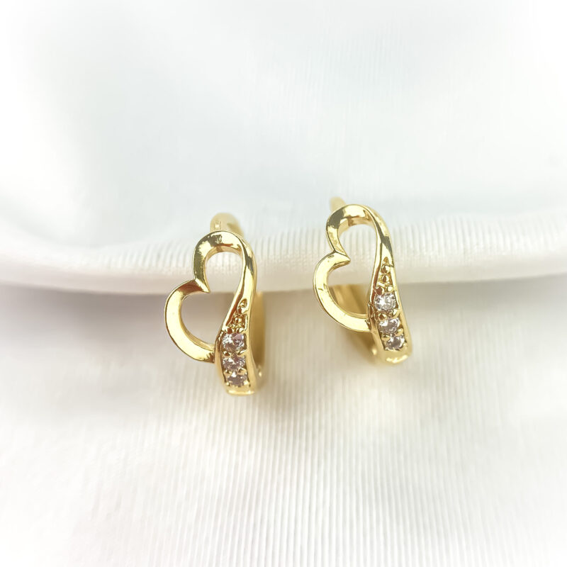 Brinco Coração Vazado Delicado com Zircônias