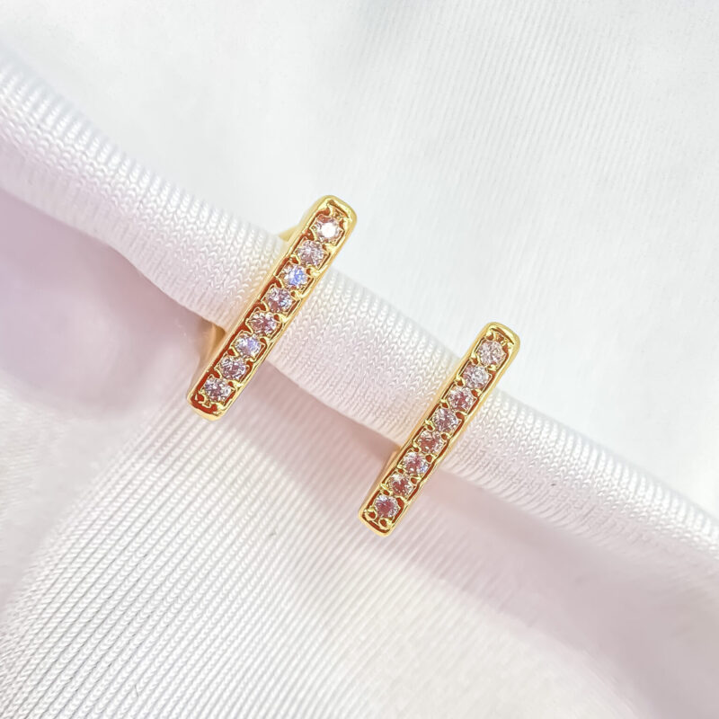 Brinco Triângulo pequeno Cravejado Zircônia