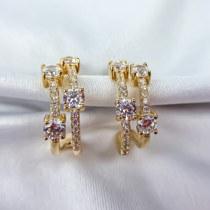 Brinco Dourado com Zircônias Elegantes