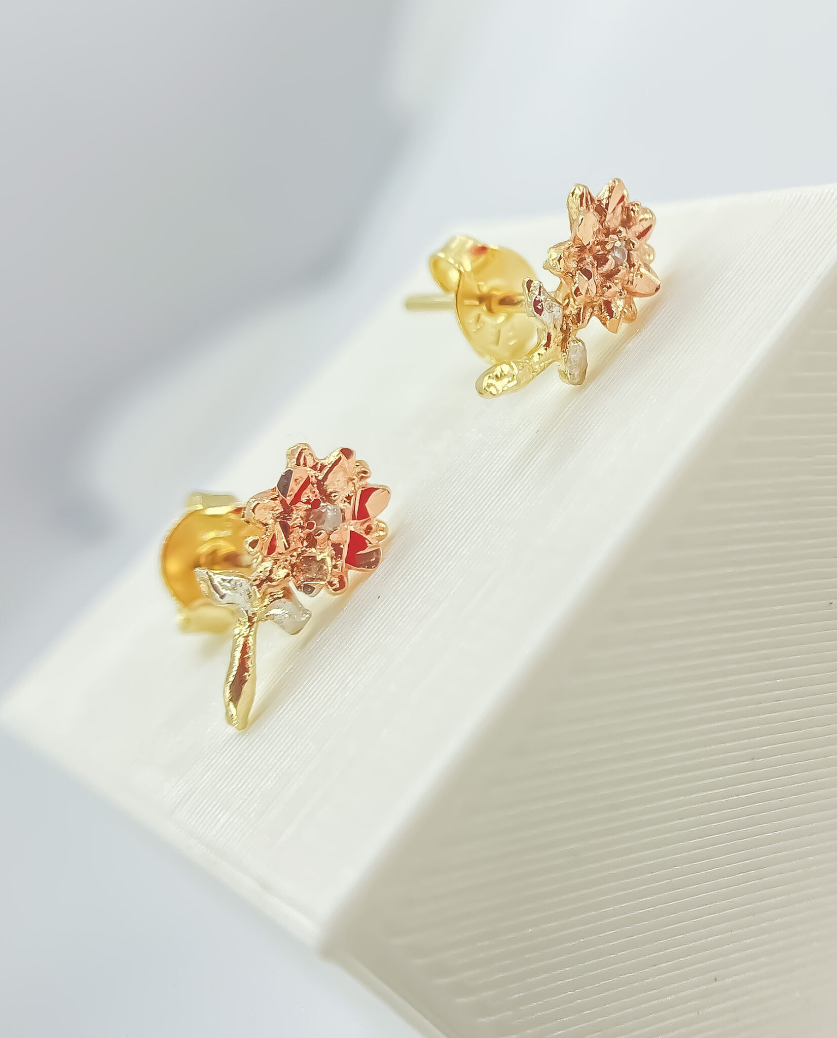 Brinco Flor do Deserto 3 Cores de Ouro - Image 2