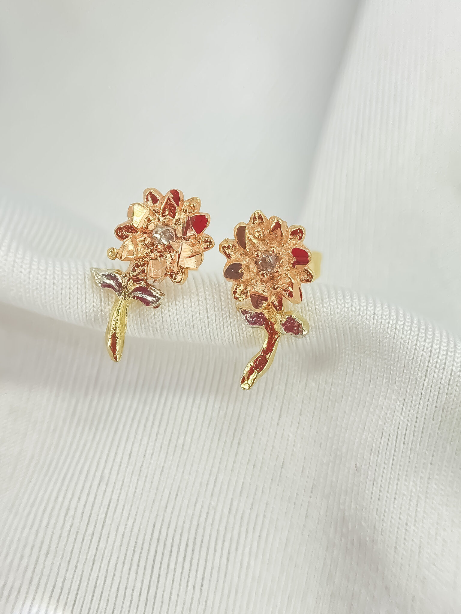 Brinco Flor do Deserto 3 Cores de Ouro